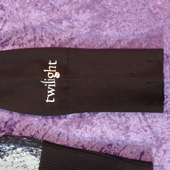 DOLLSKILL in collaboration with TWILIGHT BELLA/EDWARD FIRST KISS turtle neck 1x - Picture 6 of 16